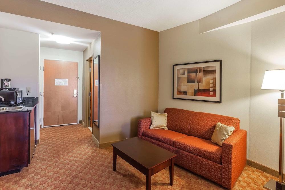 Comfort Suites Suffolk - Chesapeake Exterior photo